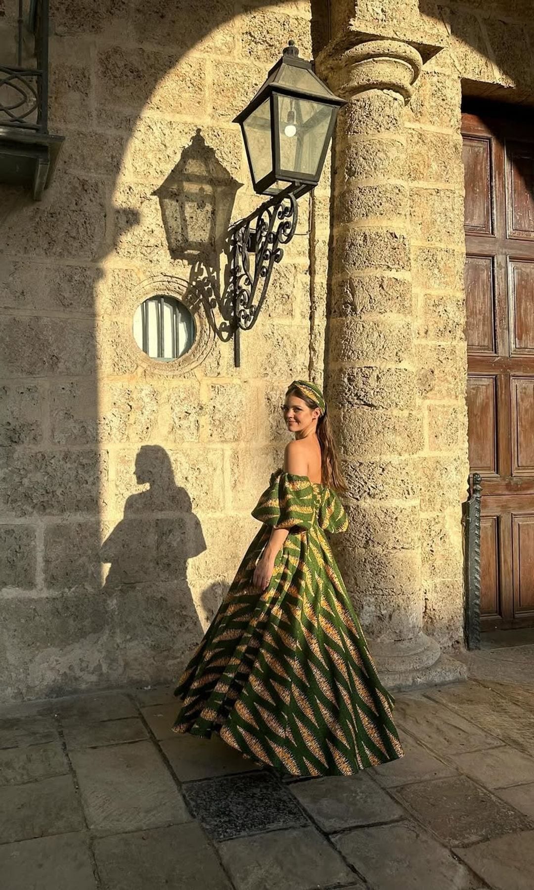 Look invitada Isabelle Junot 
