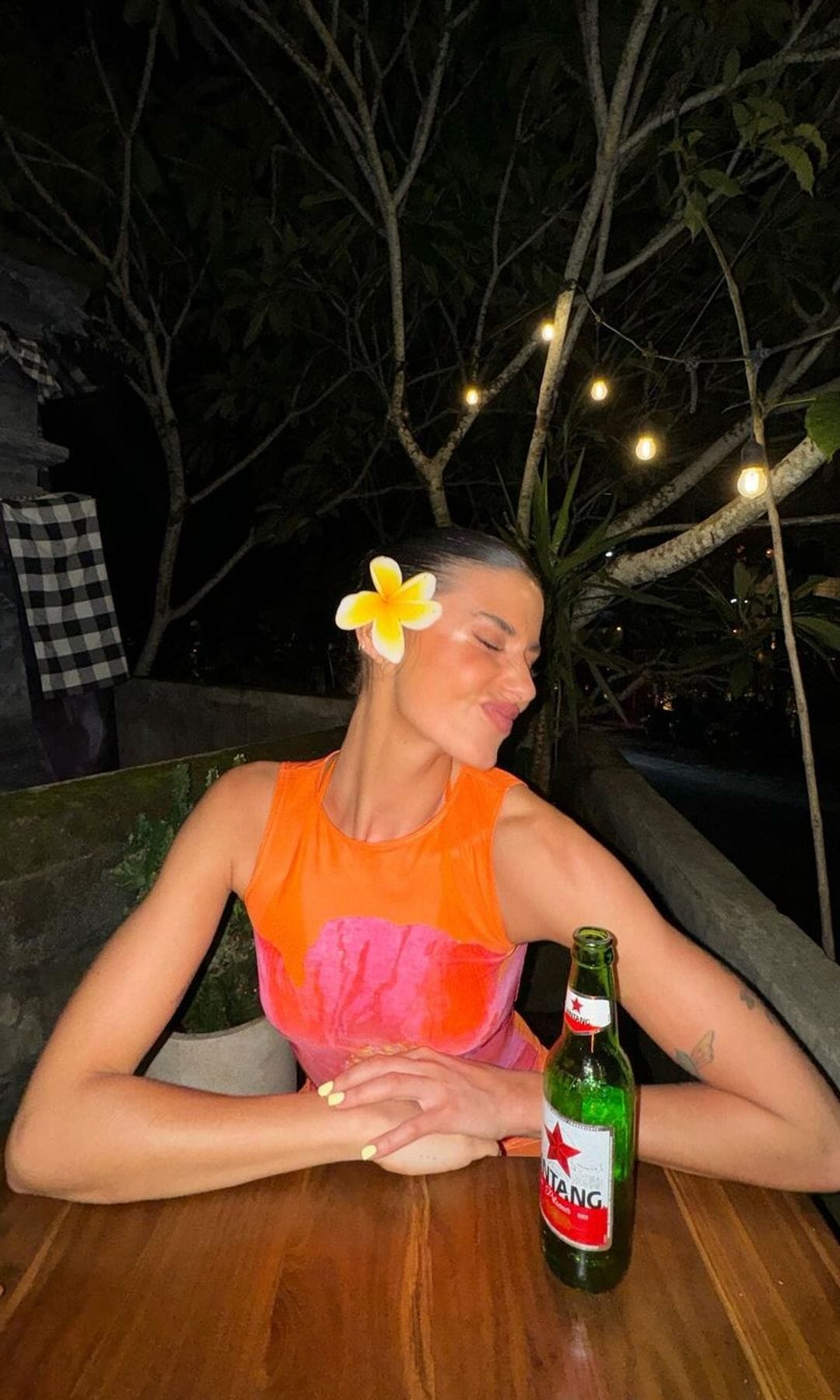 vestido naranja de flores