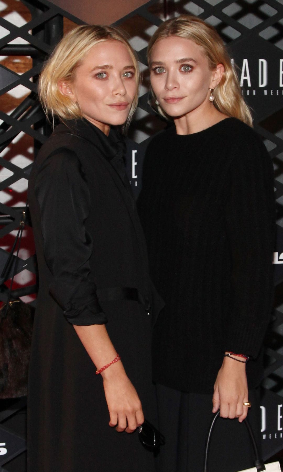 Mary-Kate Olsen y Ashley Olsen asisten al evento de moda Lexus Design Disrupted en SIR Stage 37 el 5 de septiembre de 2013 en la ciudad de Nueva York.