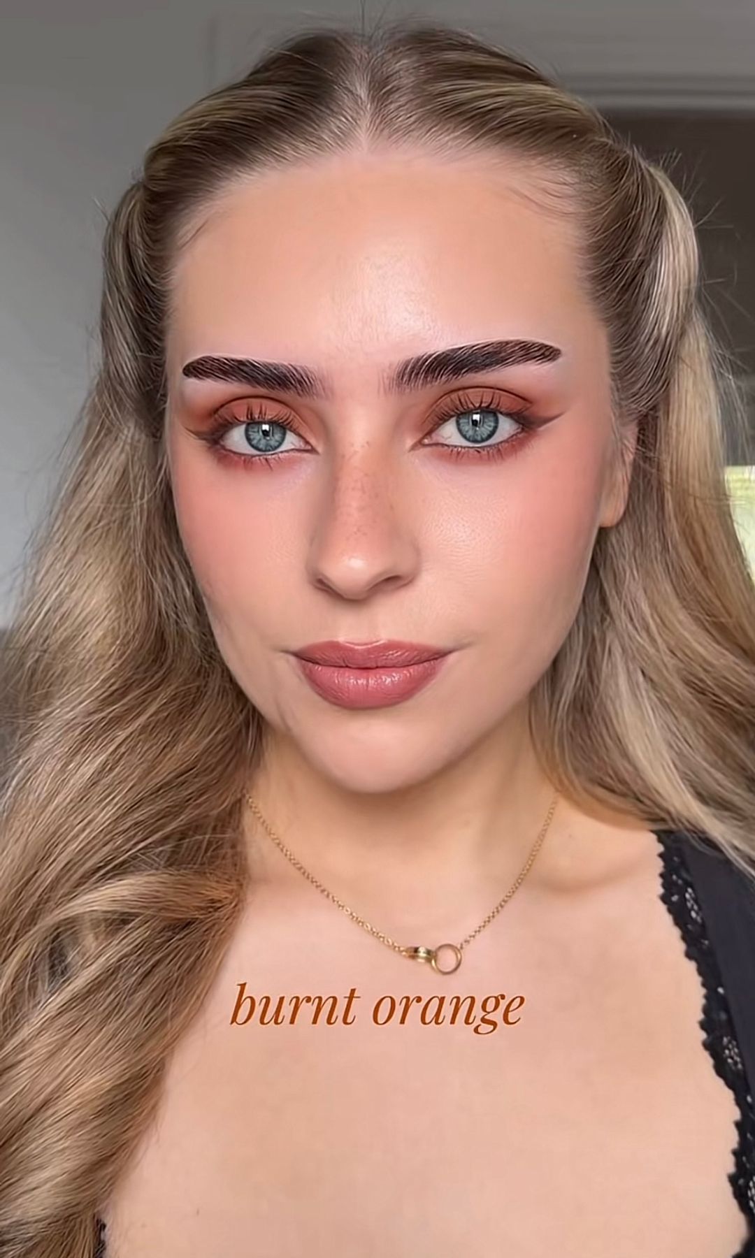 Maquillaje para ojos azules en tonos cálidos