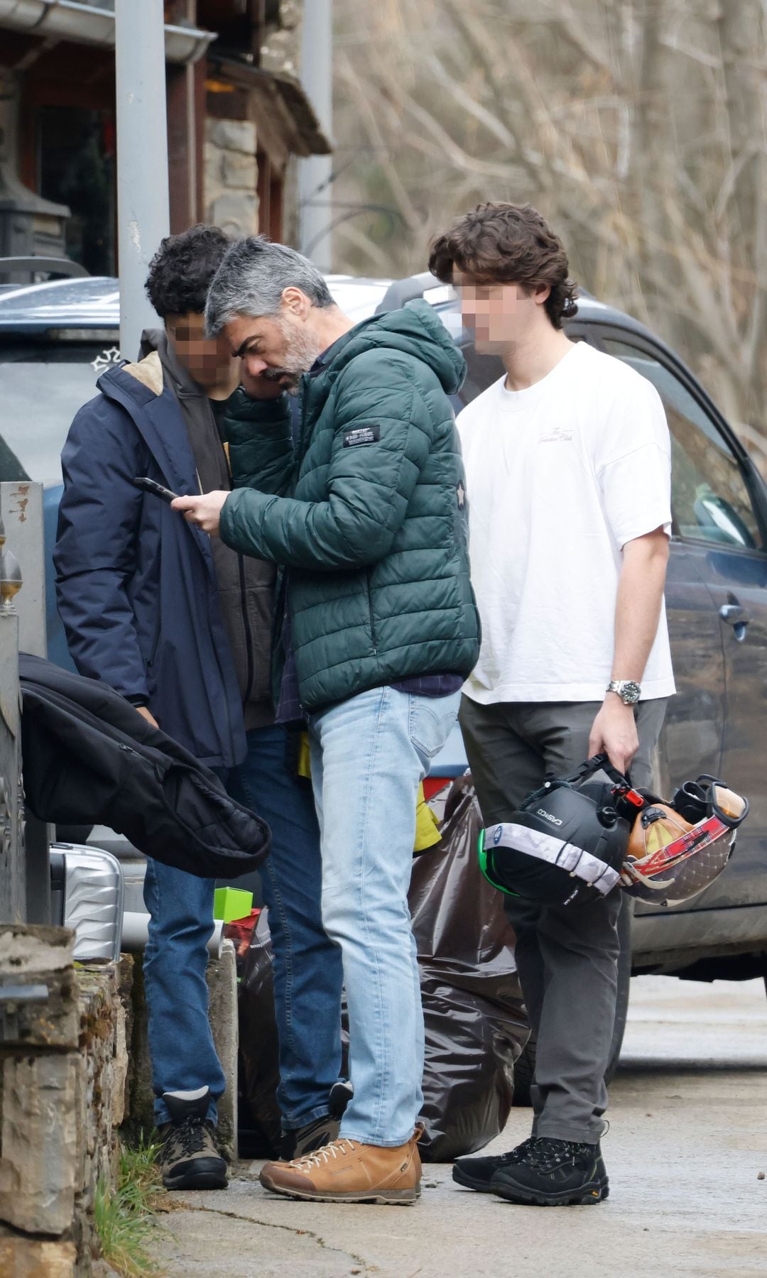 Luis Enríquez con dos de sus hijos