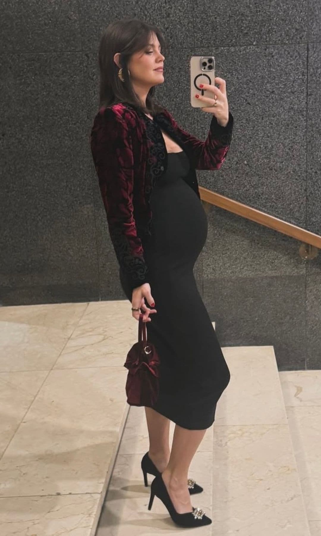 Isabelle Junot en clave navideña: el vestido negro infalible que querrás estas fiestas (embarazada o no)