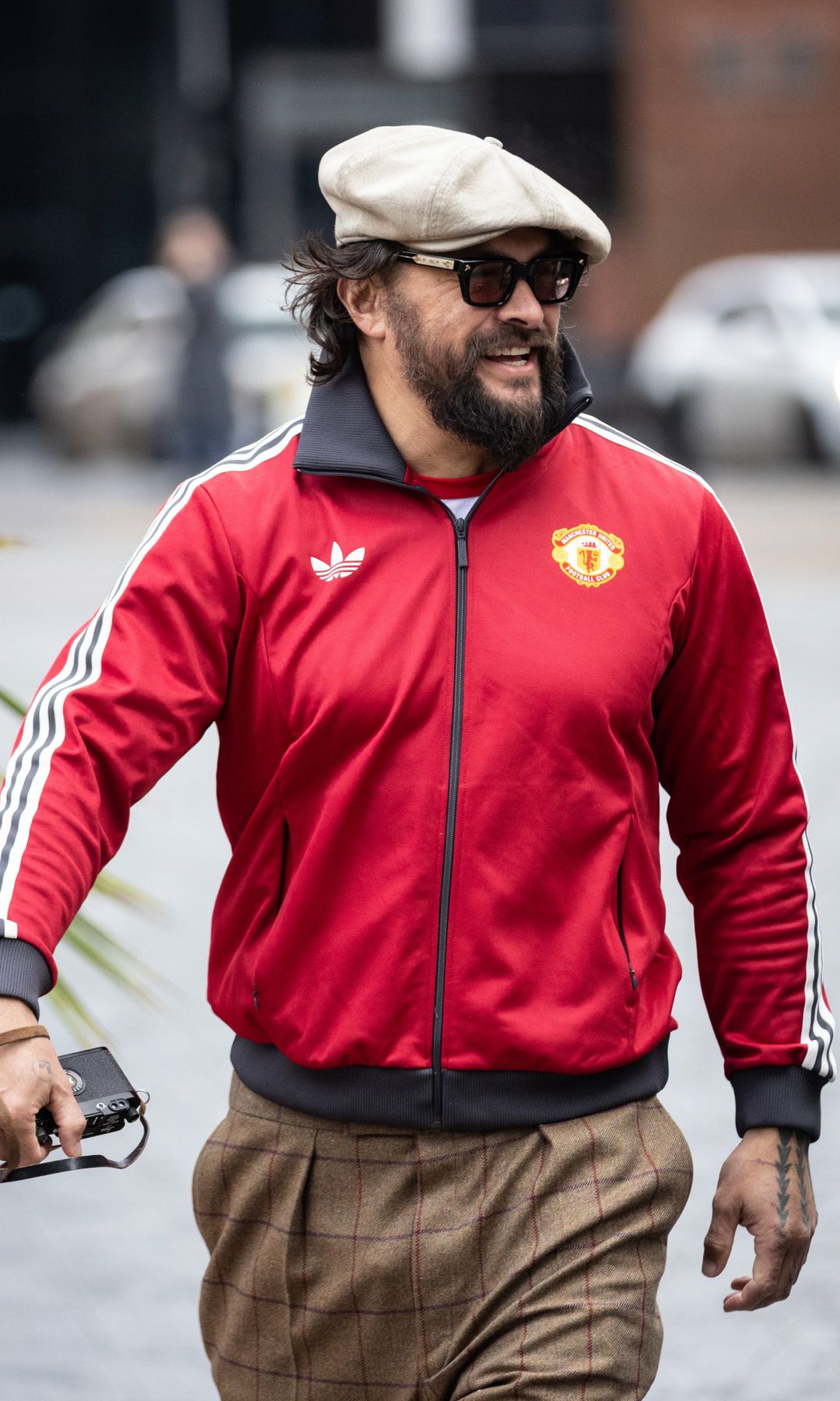 Jason Momoa con barba, sombrero y gafas de sol