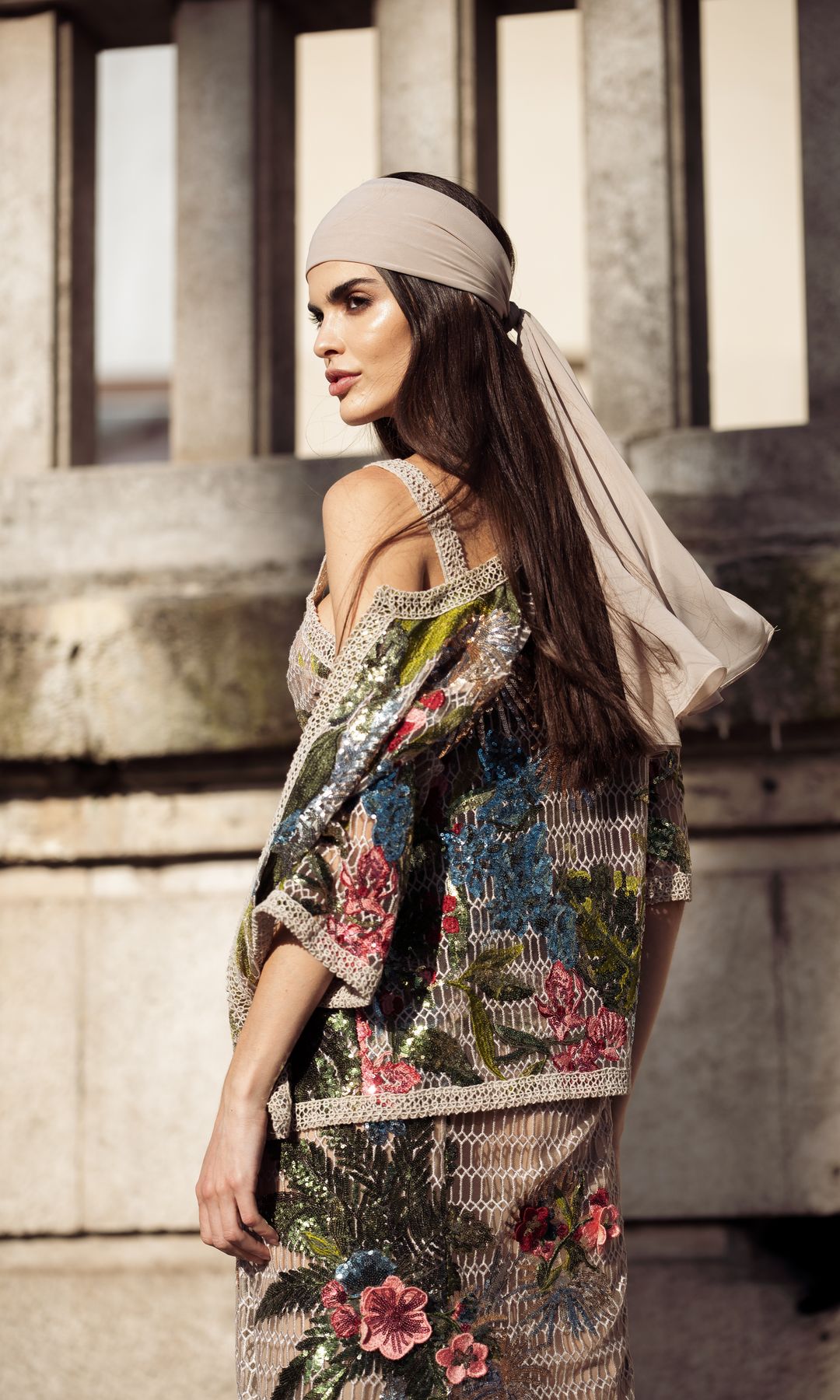 Carol Mendes lleva un top transparente beige y multicolor de lentejuelas tejido, combinado con una falda a juego y una blusa o suéter de manga corta, junto con un pañuelo beige de lentejuelas. Esto fue fuera del desfile de moda de Elie Saab durante la temporada de ropa femenina otoño/invierno 2025/2026, como parte de la Semana de la Moda de París, el 8 de marzo de 2025 en París, Francia.