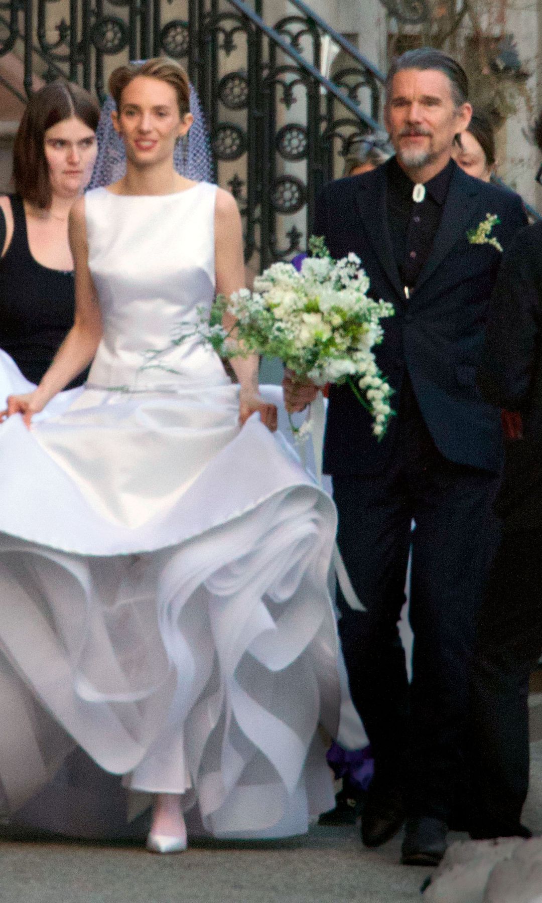 Maya Hawke, el día de su boda, junto a su padre, Ethan Hawke (que la acompañaba llevando el ramo)
