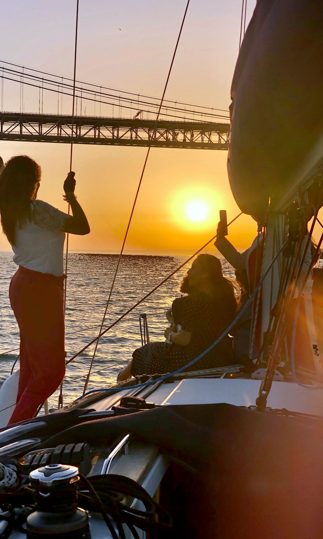 A toda vela por Lisboa, crucero al atardecer, puente 25 de abril ..