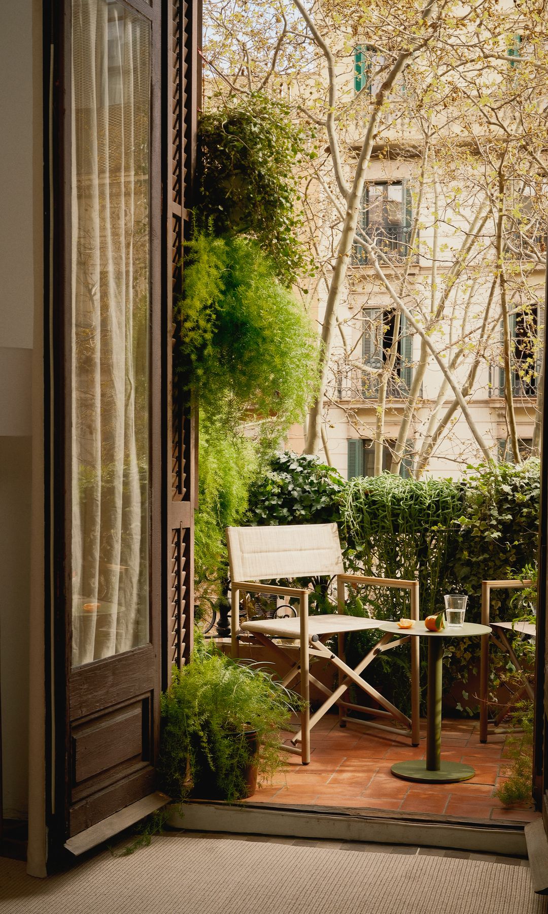Terraza mini con mobiliario de la firma Kave Home