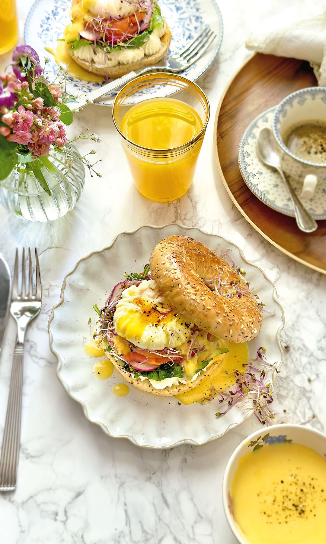 Huevos Benedict de salmón ahumado y espinacas