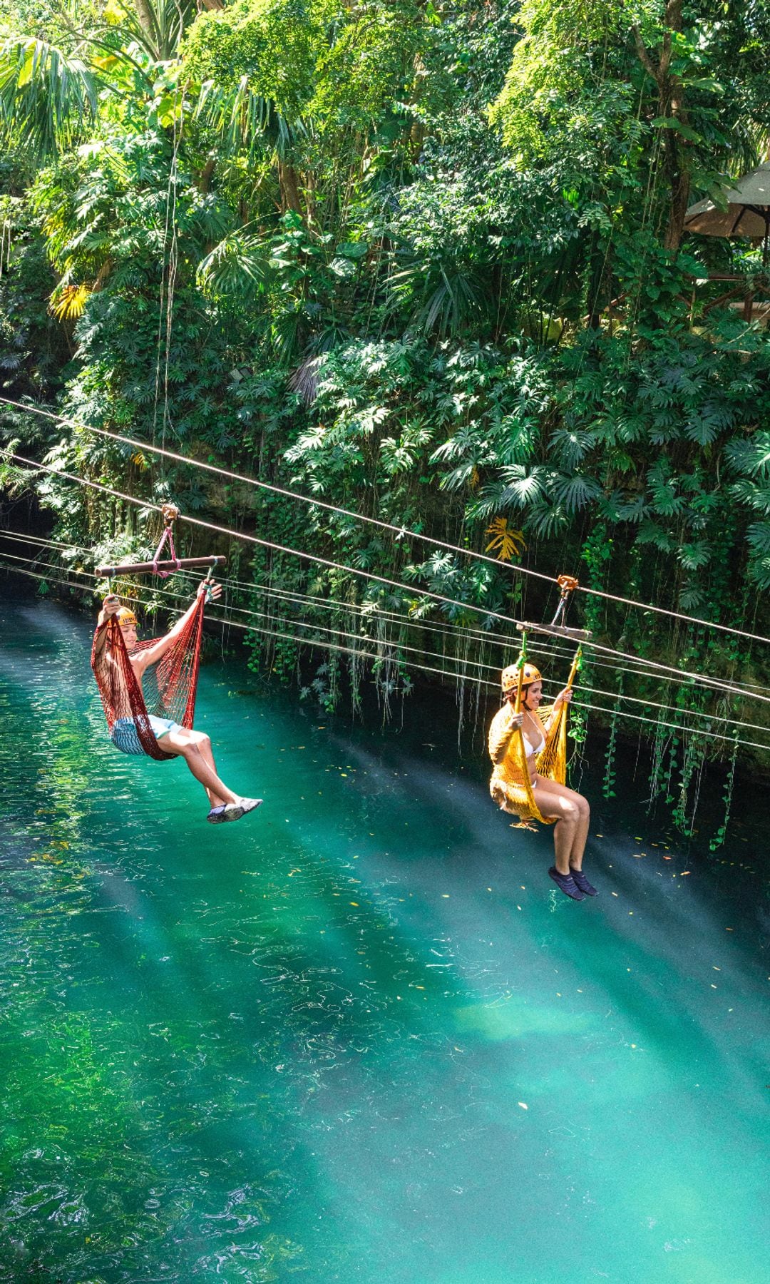 Esta atracción combina la tirolesa con el nado en cenotes.
