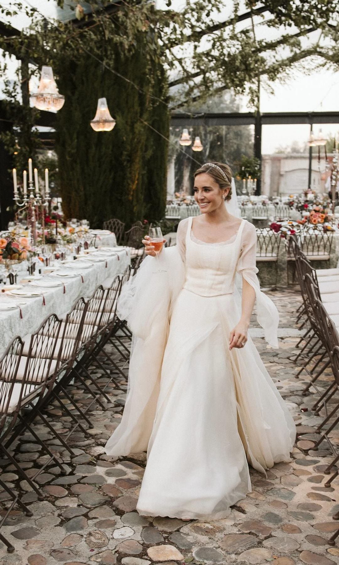 Lucía Ruiz Lafita el día de su boda con un vestido de novia de TBA y manteles toile du jouy