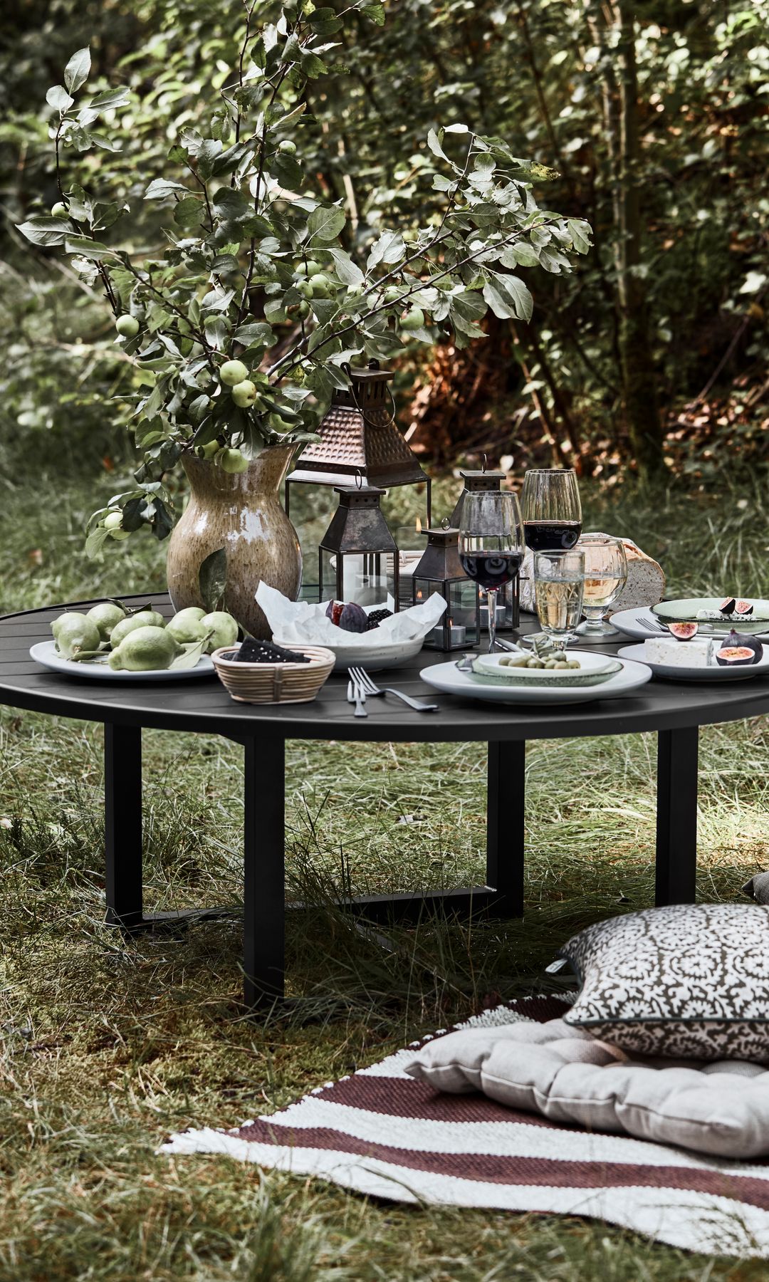 Rincón para hacer un picnic en el jardín