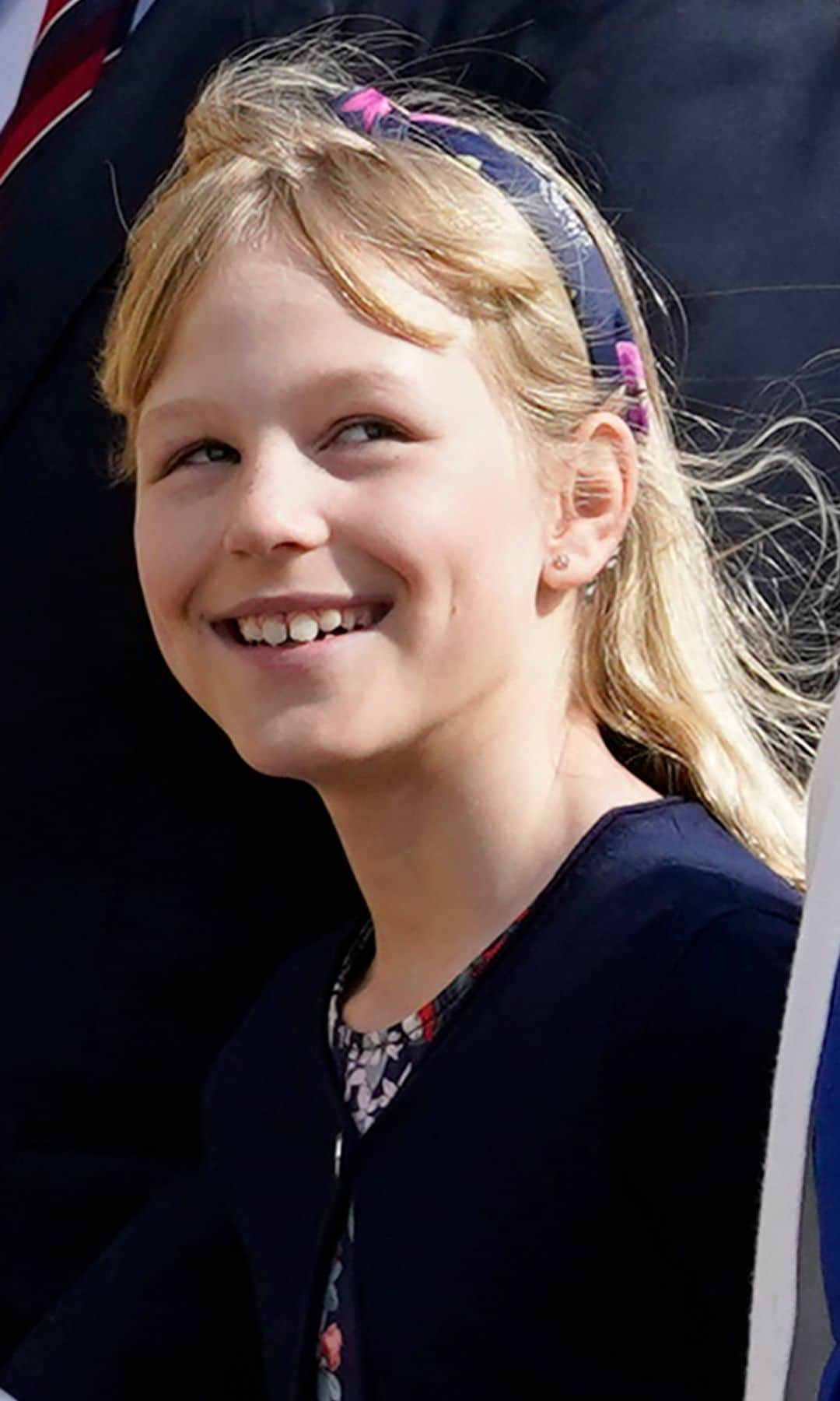 Isla y Savannah Phillips con su padre, Peter Phillips,  en el servicio religioso en la capilla de San Jorge, en el Castillo de Windsor, el 17 de abril de 2022