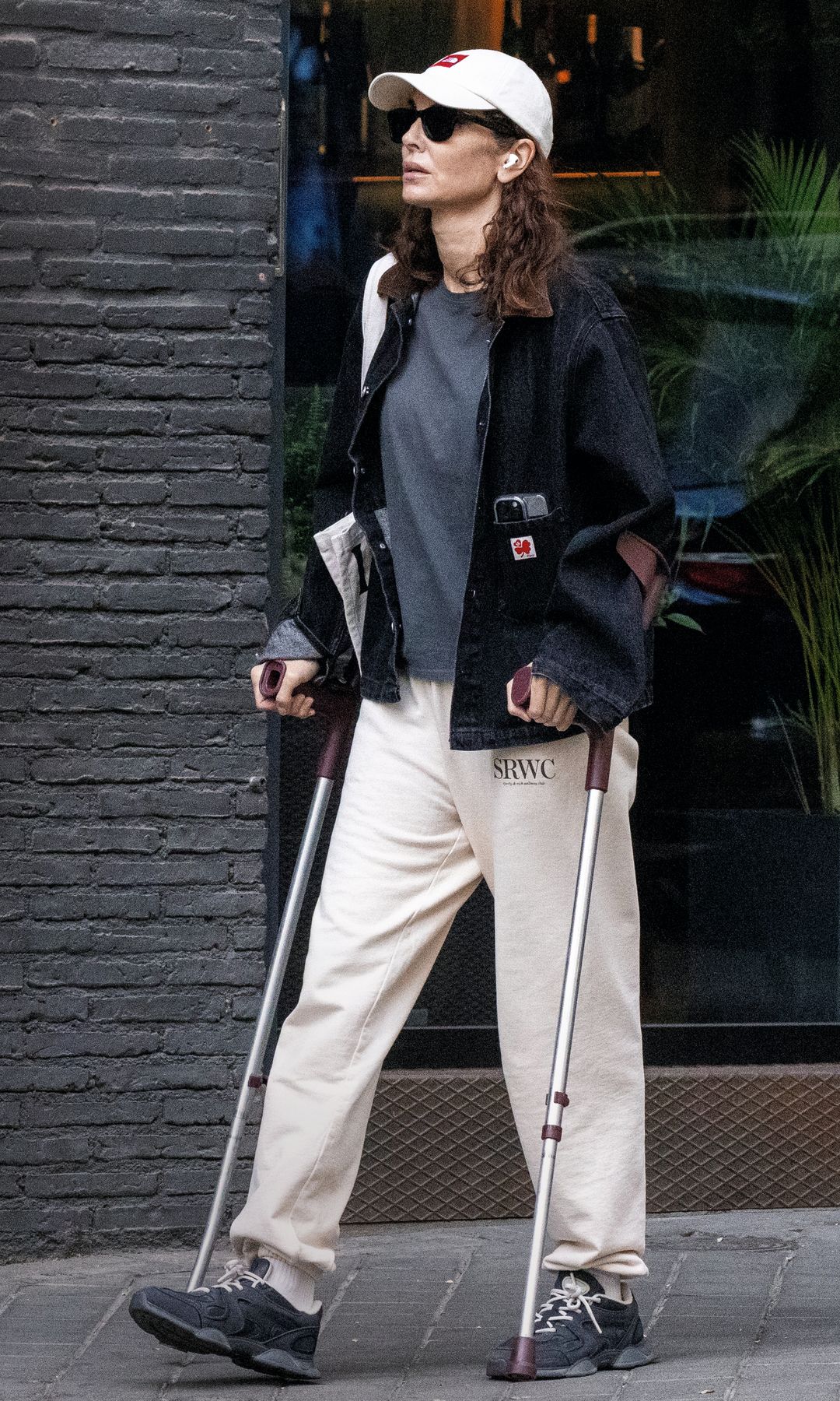 Eugenia Silva pasea por los alrededores de su casa de Madrid con la ayuda de unas muletas. 