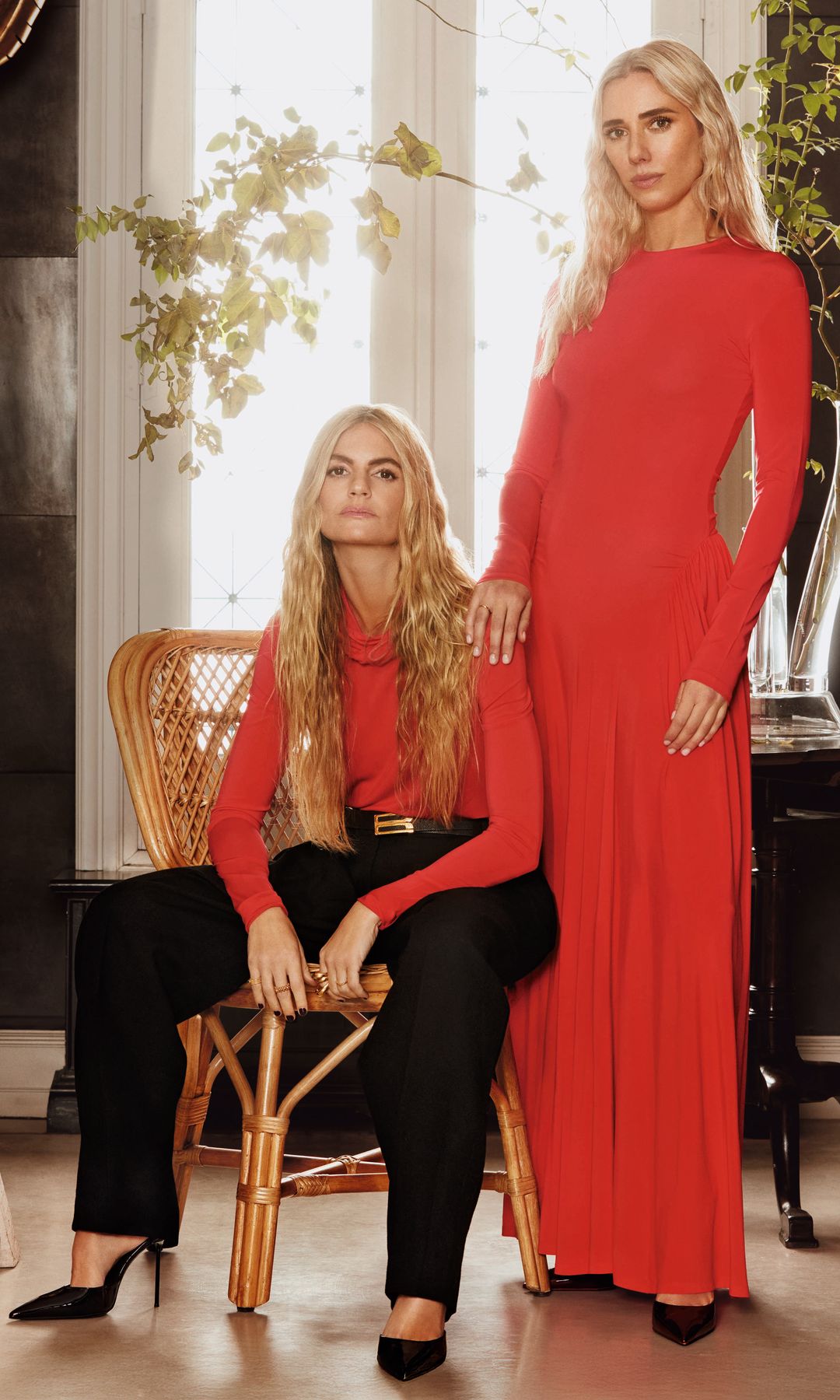 Nuestras protagonistas posan con "looks" de Tove y zapatos de Paris Texas. Patricia lleva, además, cinturón de Victoria Beckham. Todo, de El Corte Inglés, Serrano 47