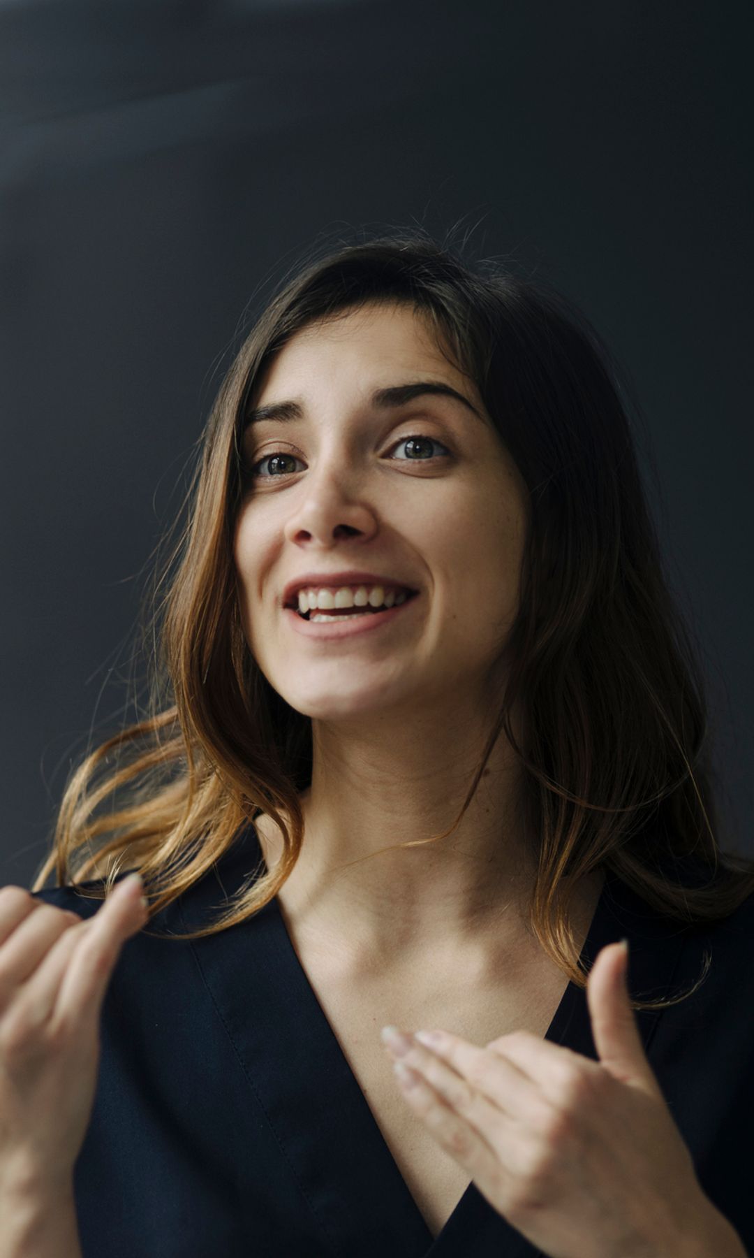 Mujer hablando y gesticulando