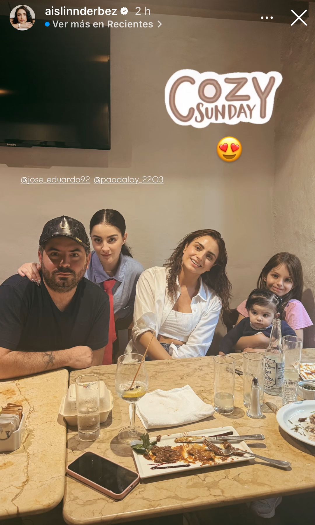 José Eduardo Derbez con las mujeres de su vida: su novia, su hija Tessa, su hermana mayor y su sobrina.