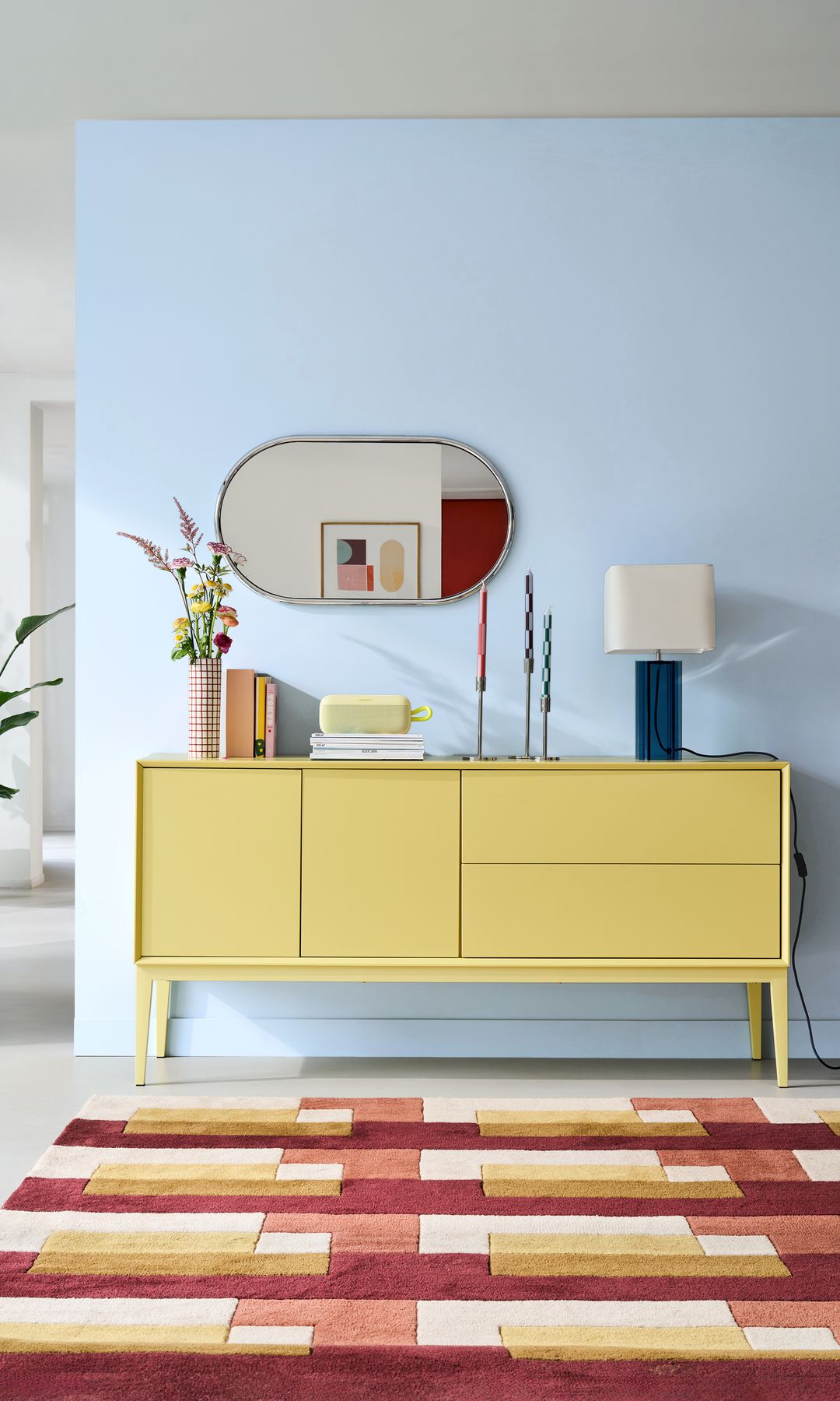 Espacio con pared azul y aparador amarillo soft, de La Redoute Interieurs