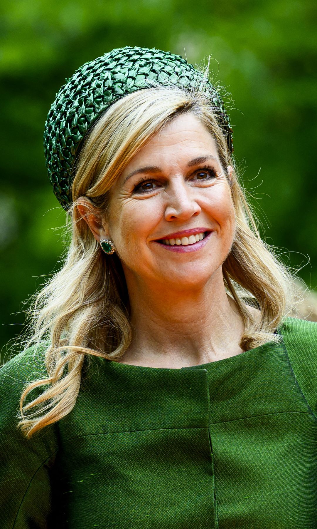 Máxima de Holanda reaparece tras su viaje a Venecia y triunfa con su look verde: falda corta, tocado trenzado y pendientes de esmeraldas