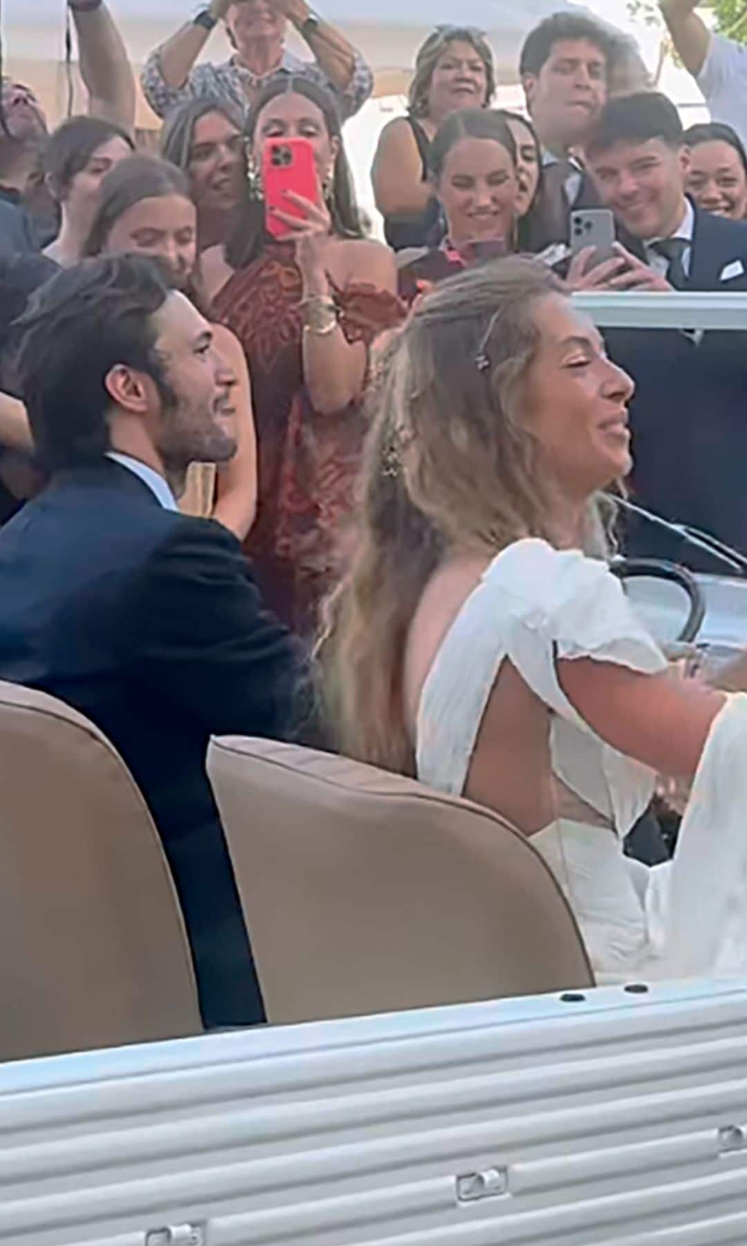 Los novios usaron un descapotable para los desplazamientos