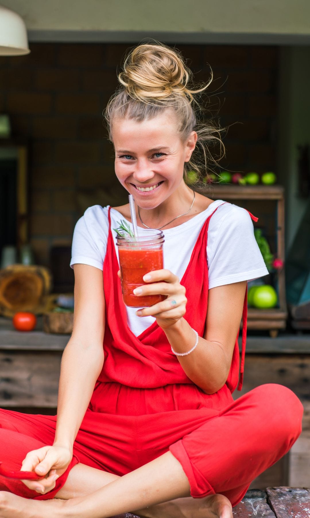 Mujer tomando un batido