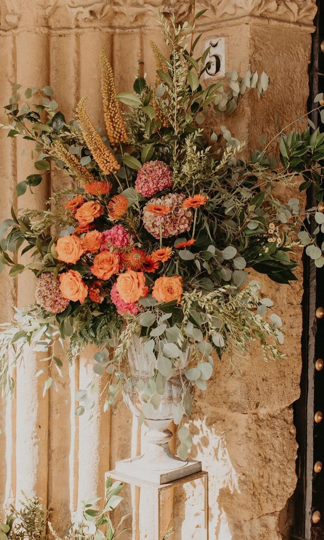 Flores de otoño para decoración de bodas rosas