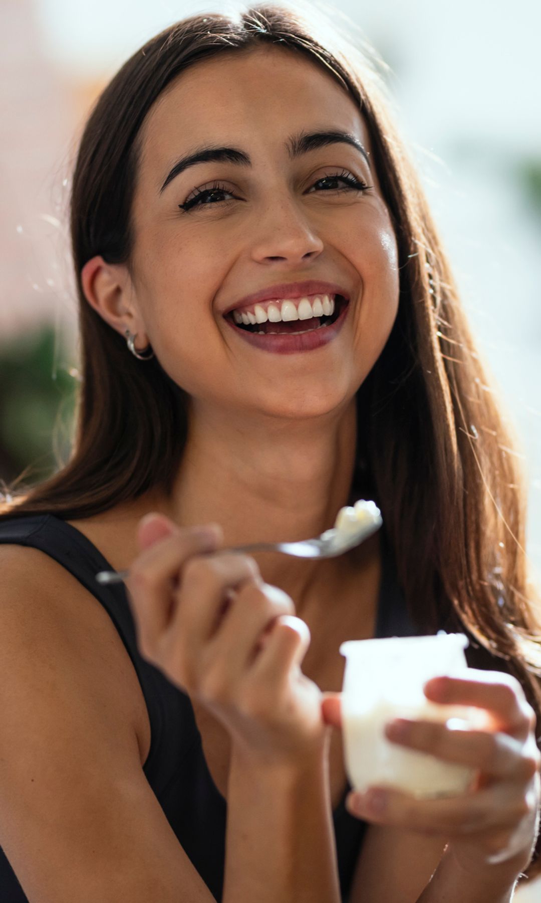 chica comiendo yogur
