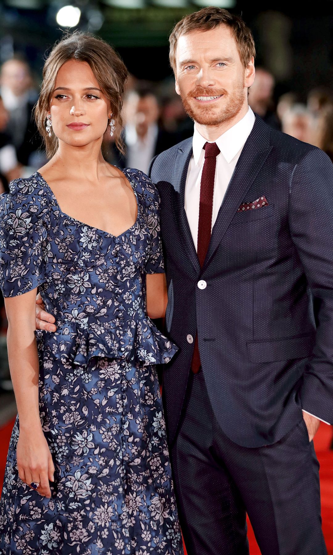Alicia Vikander y Michael Fassbender en un 'photocall'