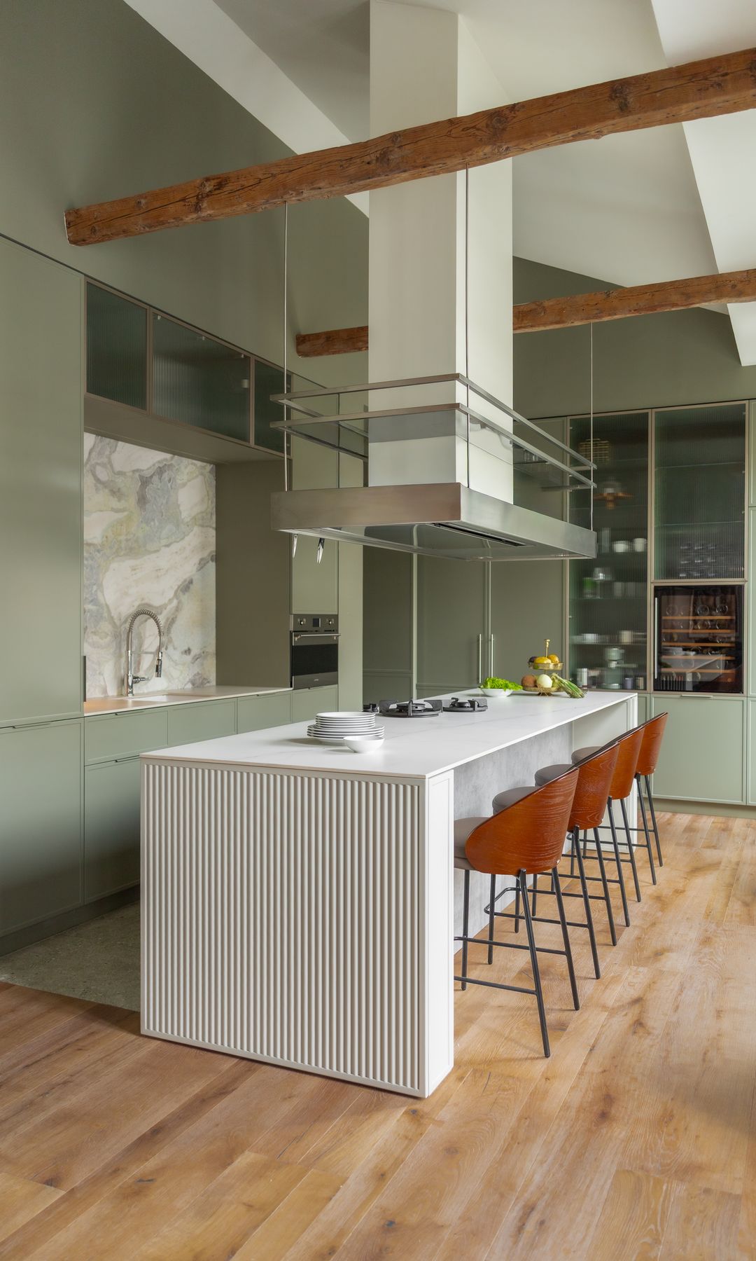Proyecto con cocina con isla y muebles en color verde soft, de la interiorista Raquel Chamorro.