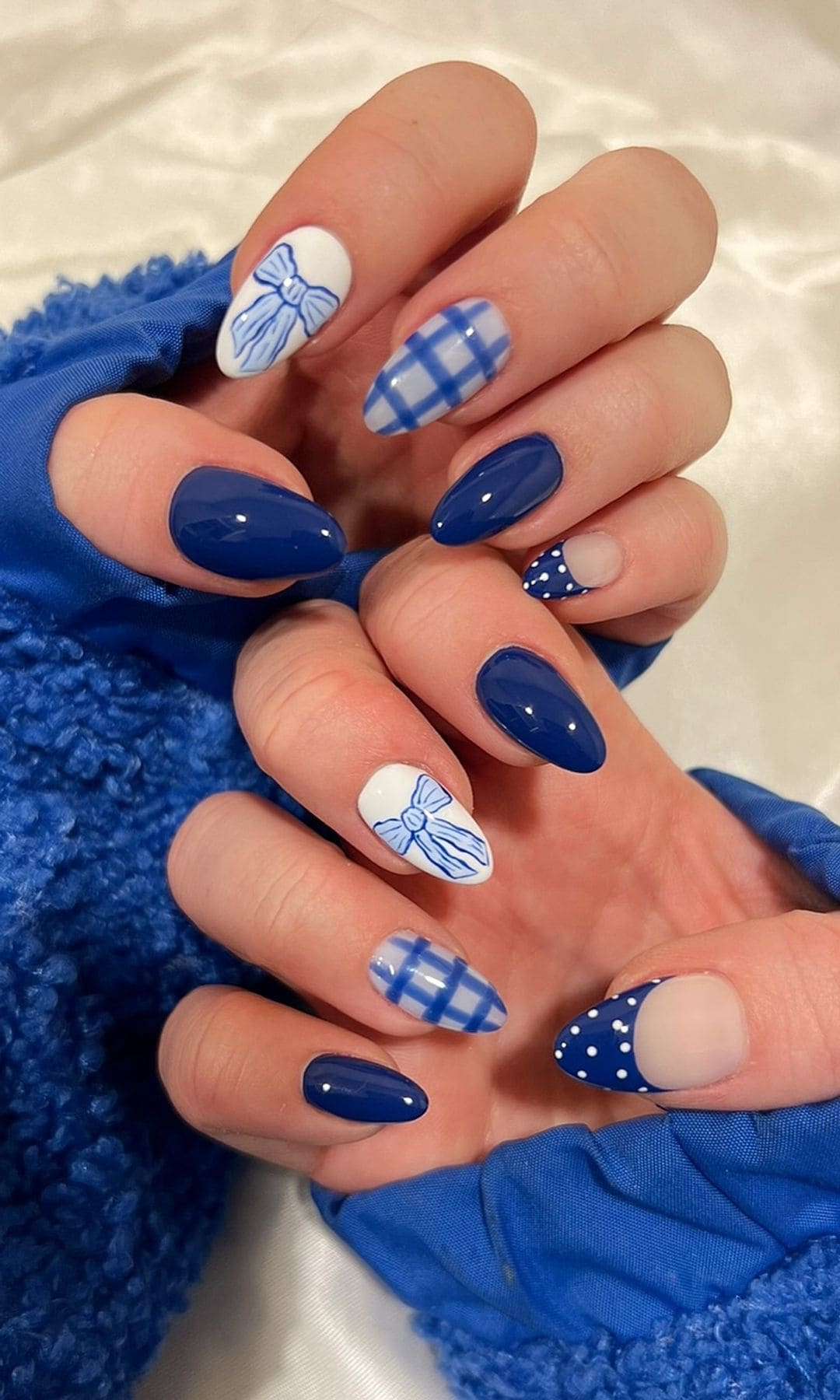 Manicura azul con estampados variados