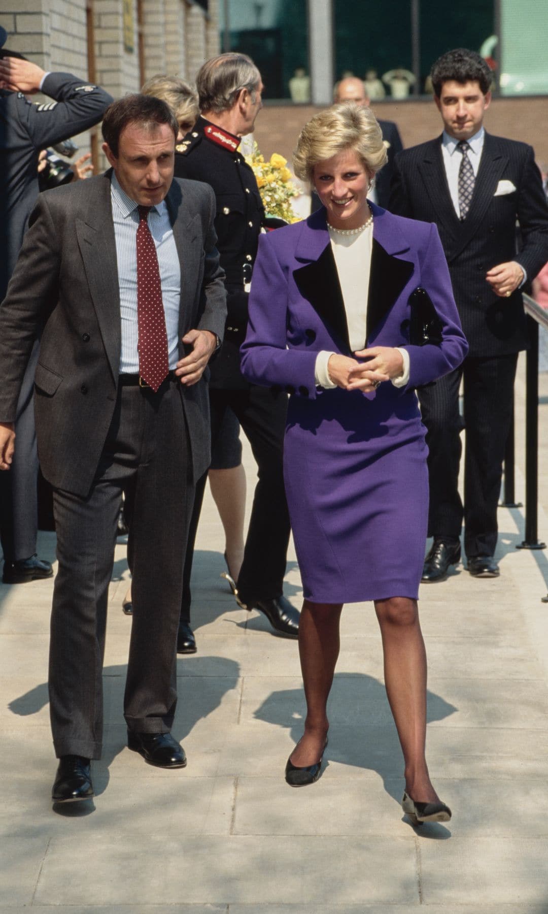 Lady Di luciendo una traje compuesto por saco y falda.