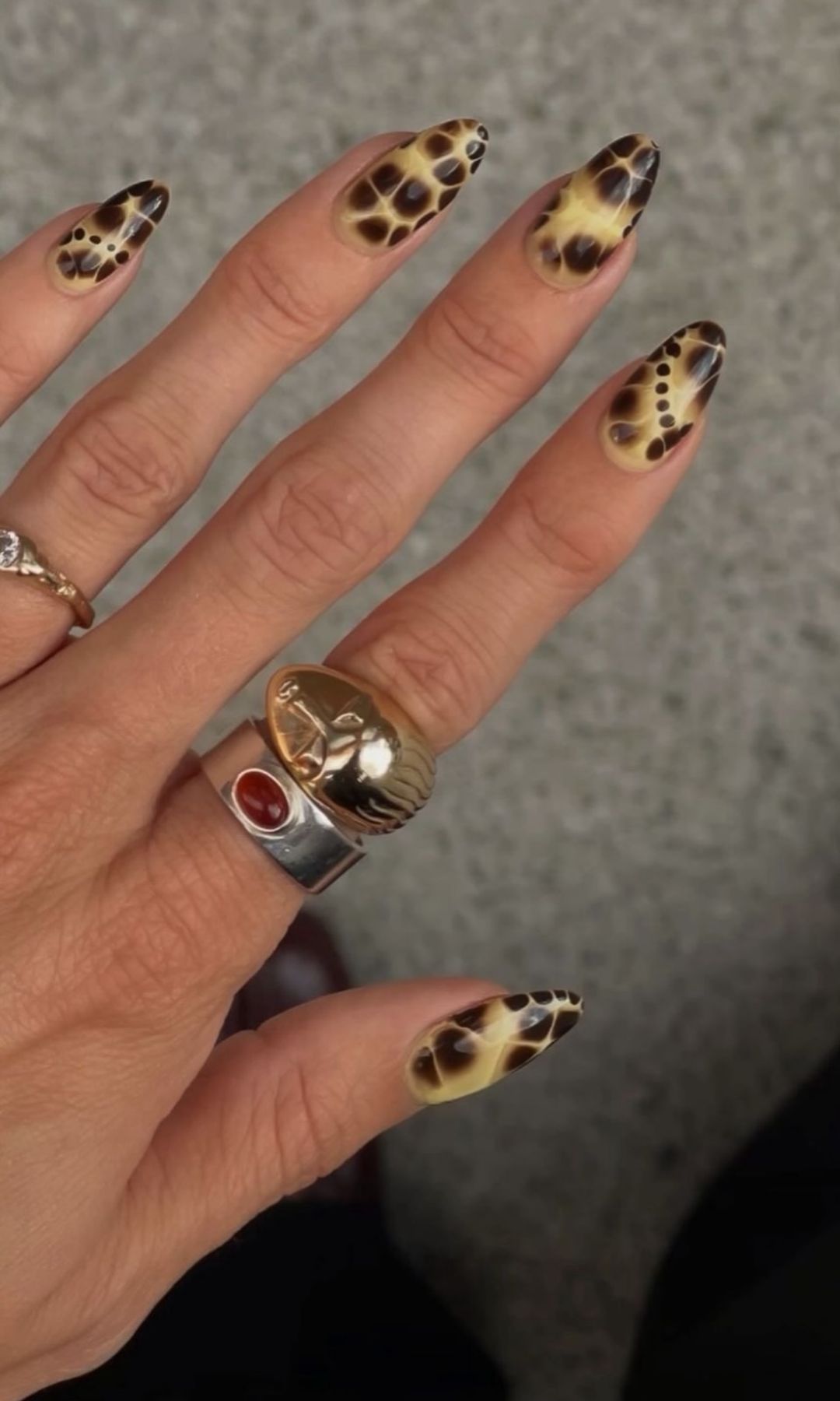 Manicura amarilla con manchas marrones