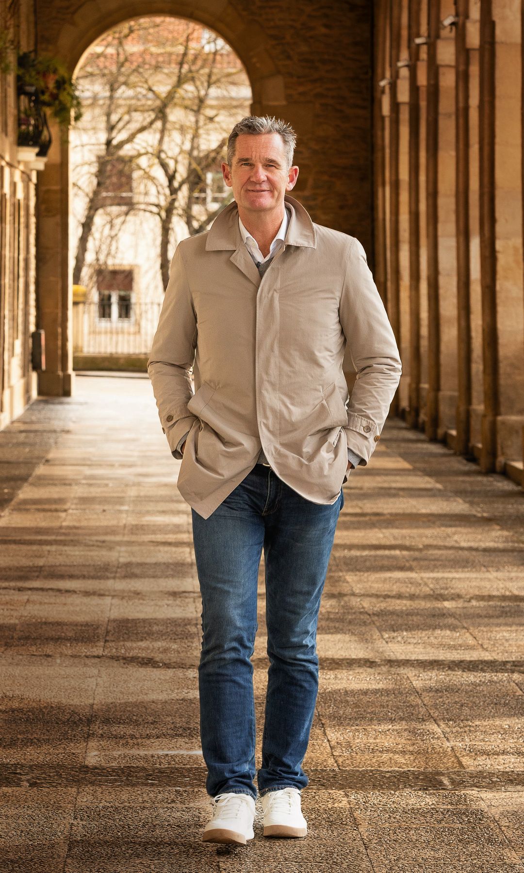 Iñaki en los arquillos del siglo XVIII, uno de los rincones más singulares de Vitoria-Gasteiz. En la otra página, apoyado en una secuoya, con su libro, "Todo lo vivido- Triunfos, derrotas y aprendizajes", de Grijalbo, sello de la editorial Penguin Random House. Se publicará el 12 de febrero. La fotografía que lo ilustra es un reflejo de lo vivido. Mirada directa, transparencia y serenidad