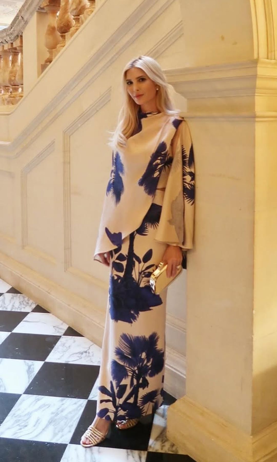 Para un evento secreto en Londres, Ivanka lució muy chic con un atuendo bicolor de firma colombiana