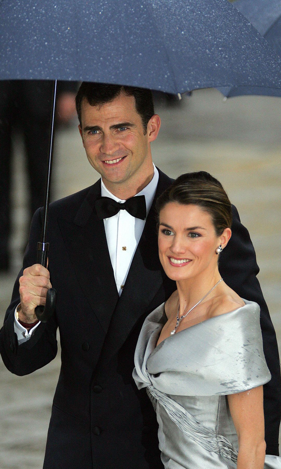 Recordamos el vestido plateado de la reina Letizia en su preboda hace 22 años y los looks de las invitadas más comentadas