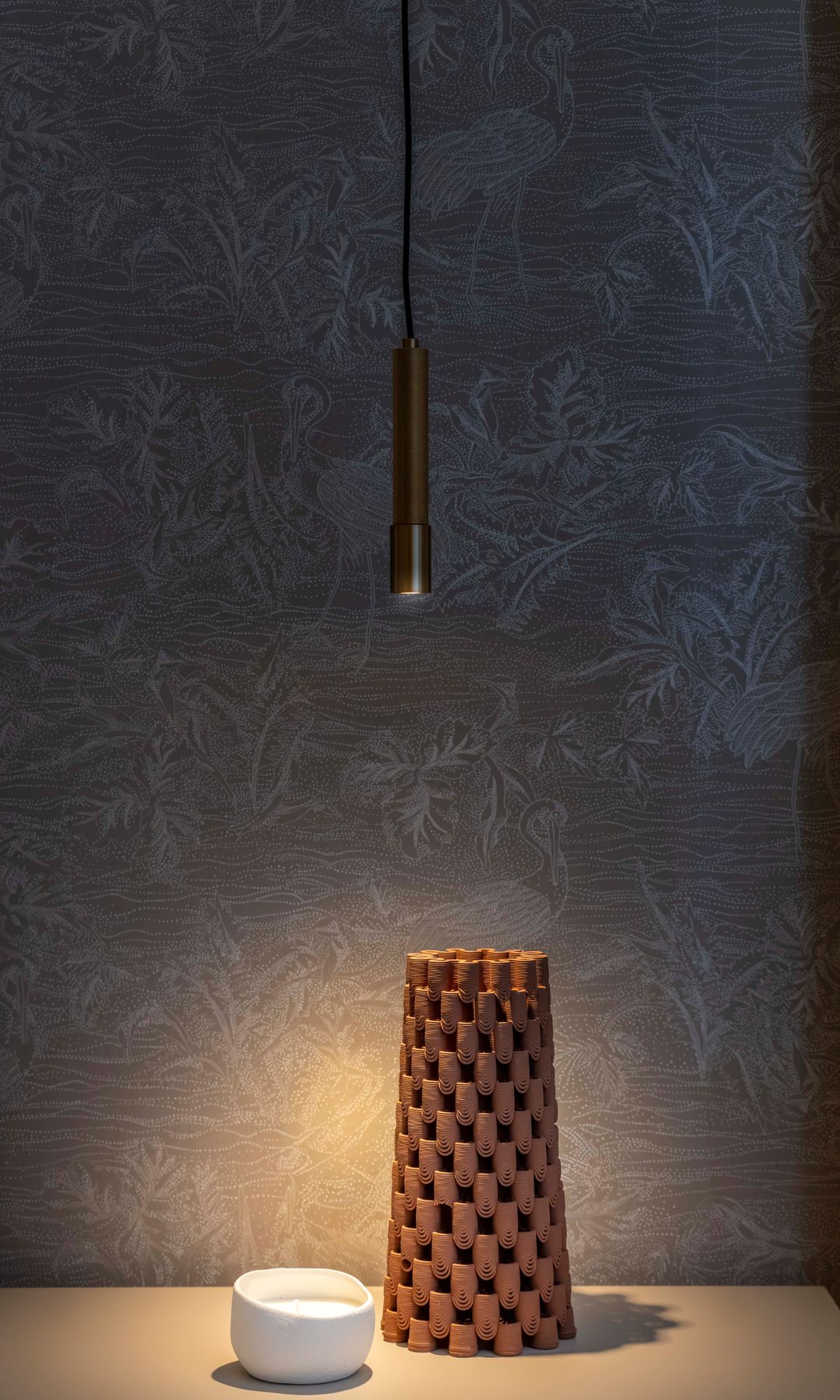 Detalle decorativo de un proyecto de LC Interiores con Laura Cortázar detrás