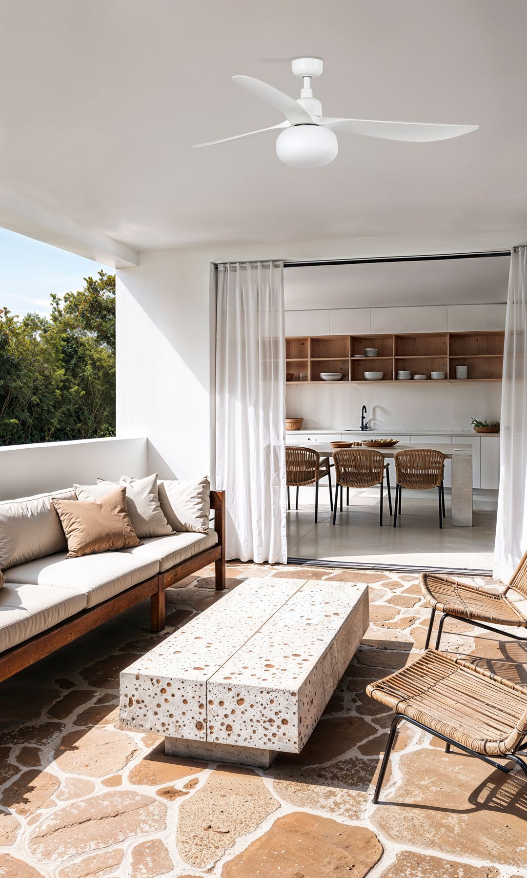 Terraza con salón de verano, mesa de cerámica y ventilador de techo