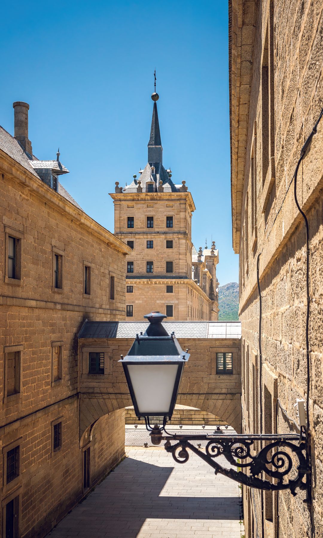 Pasadizo a la llegada del monasterio de El Escorial
