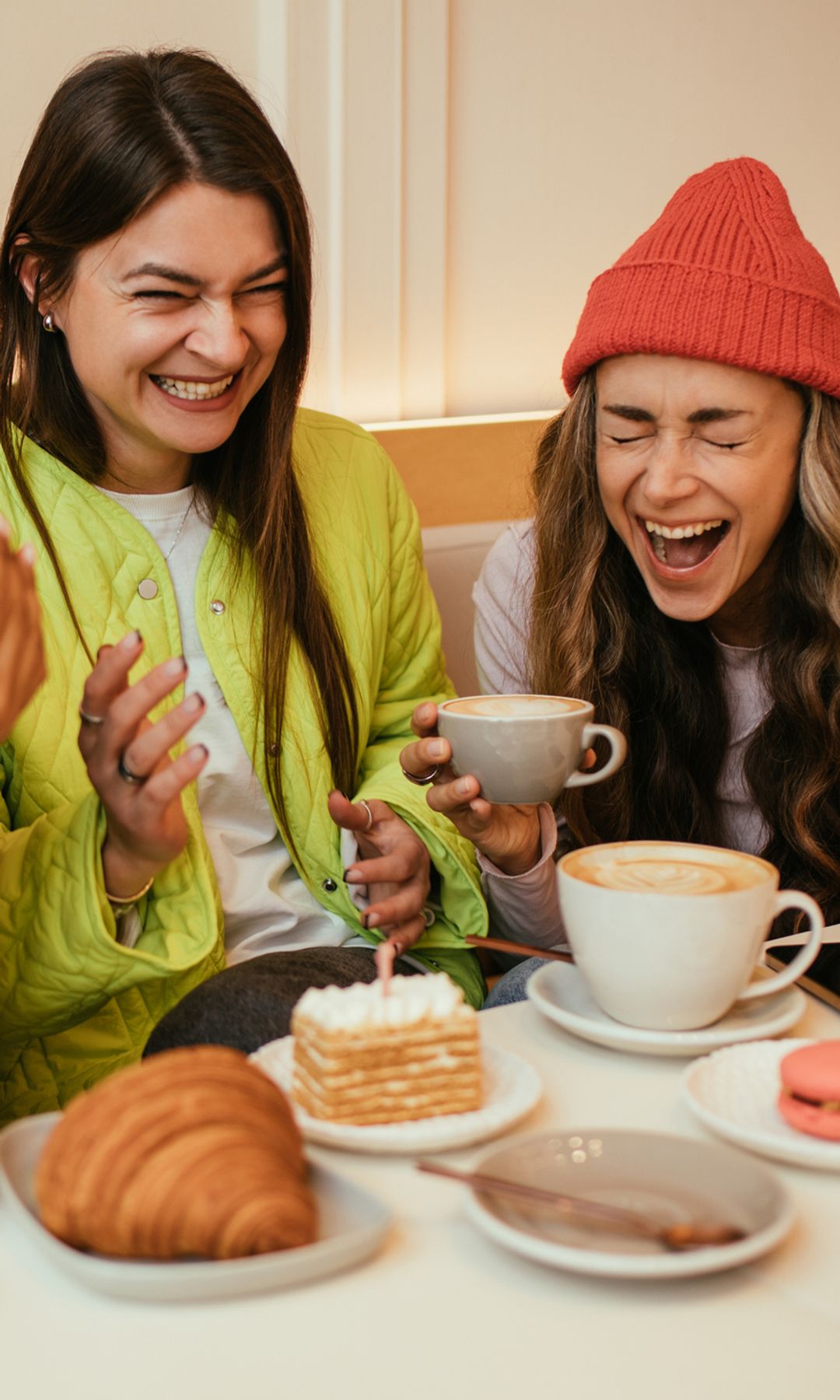 Tres amigas en un desayuno hablando y riendo