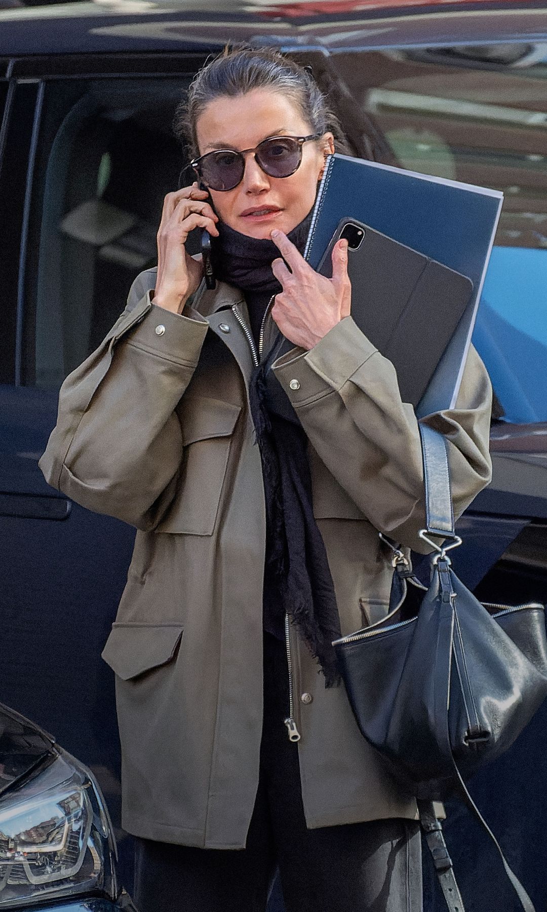 La reina Letizia con gafas y hablando por el móvil