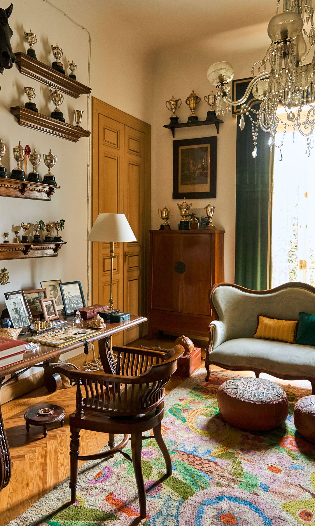 La sala de trofeos del padre de Pilar, Leoncio González de Gregorio, que fue un destacado jinete hípico de su tiempo, más otros premios de su abuelo