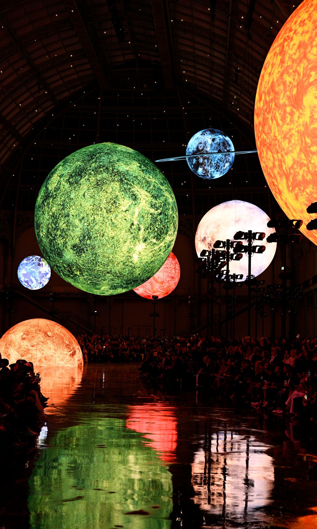 El escenario de Chanel se convirtió en un gran sistema solar.