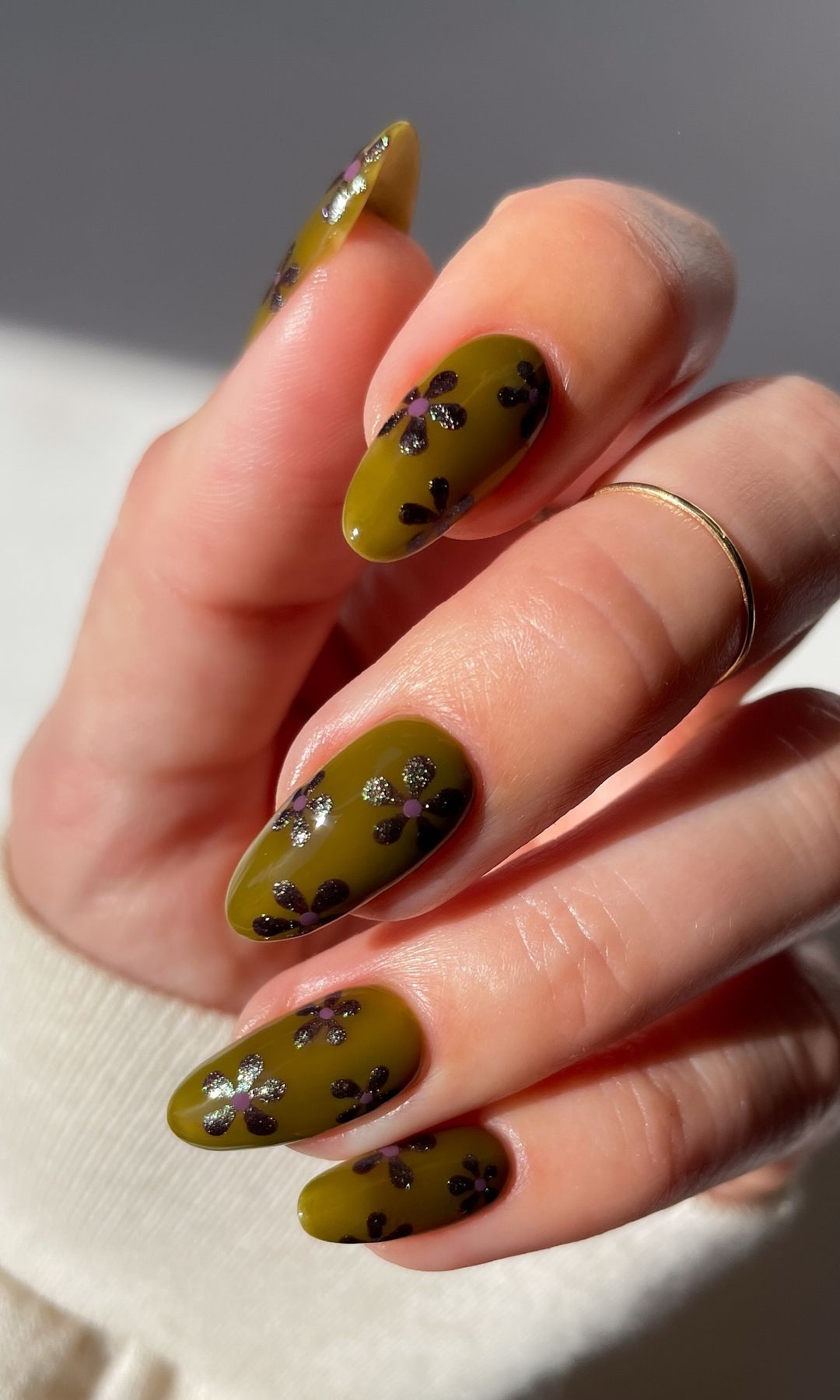 Manicura verde oliva con flores efecto brillo