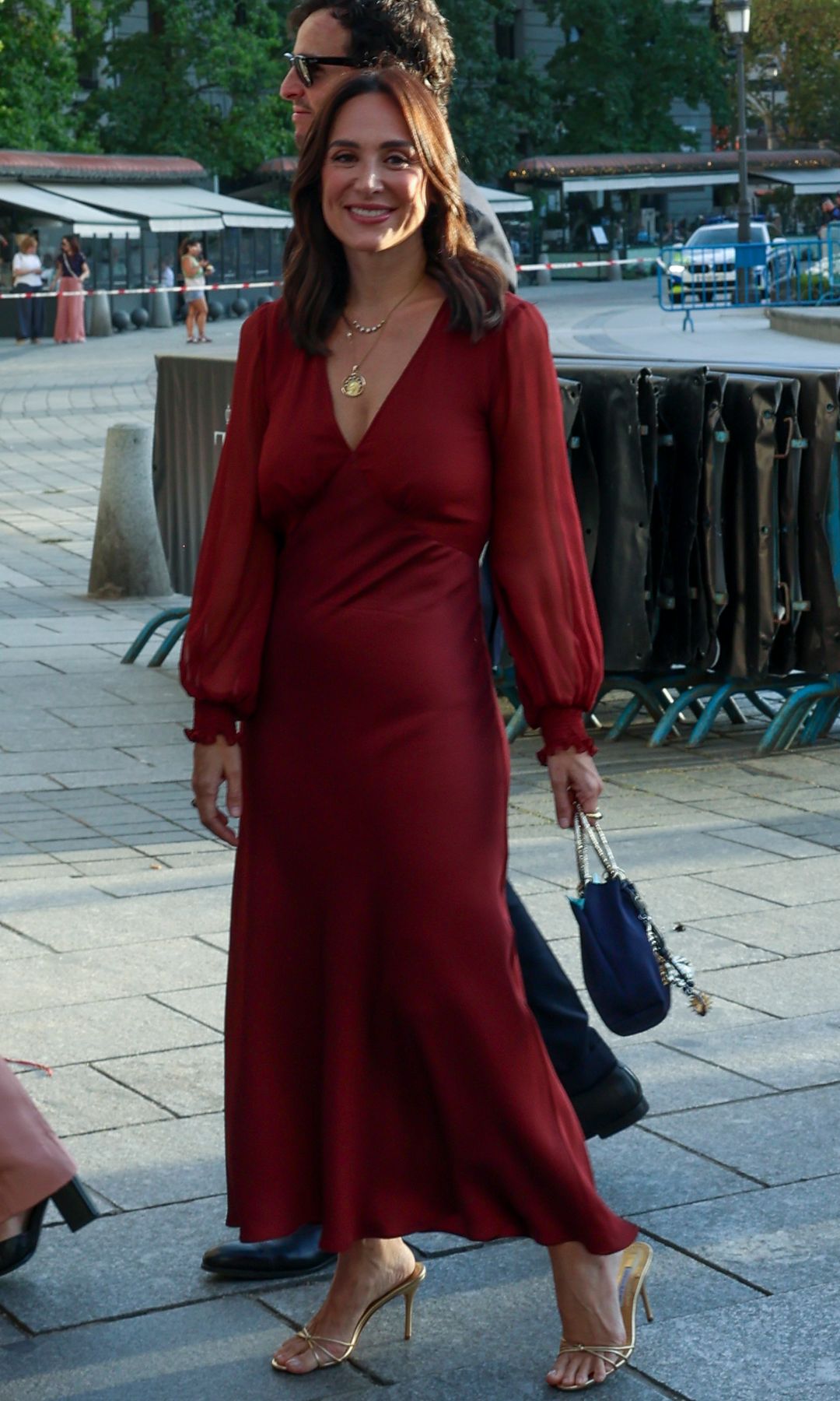 Tamara Falcó deslumbra de rojo pero sufre un inesperado percance estilístico al abandonar el Teatro Real: "¡Uy, qué complicado!"