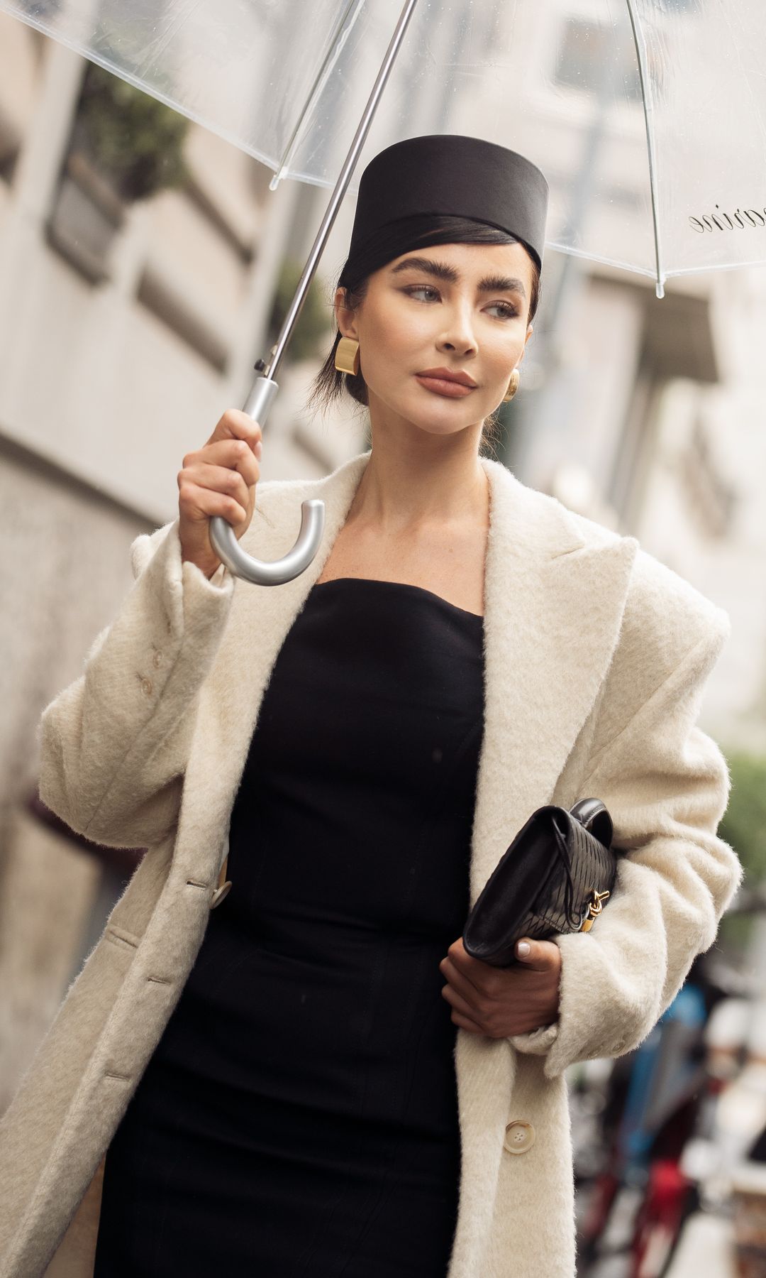 Look de invitada con lluvia