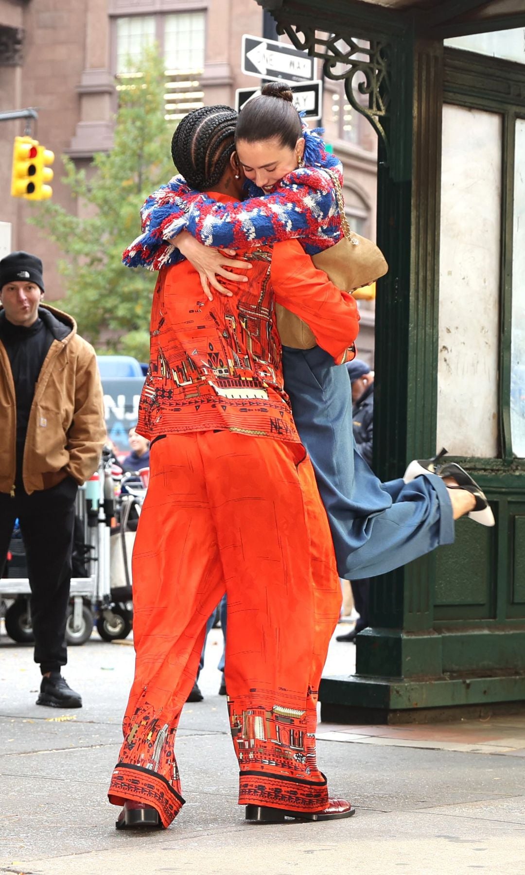 Qualley y A$AP filmando en la Gran Manzana