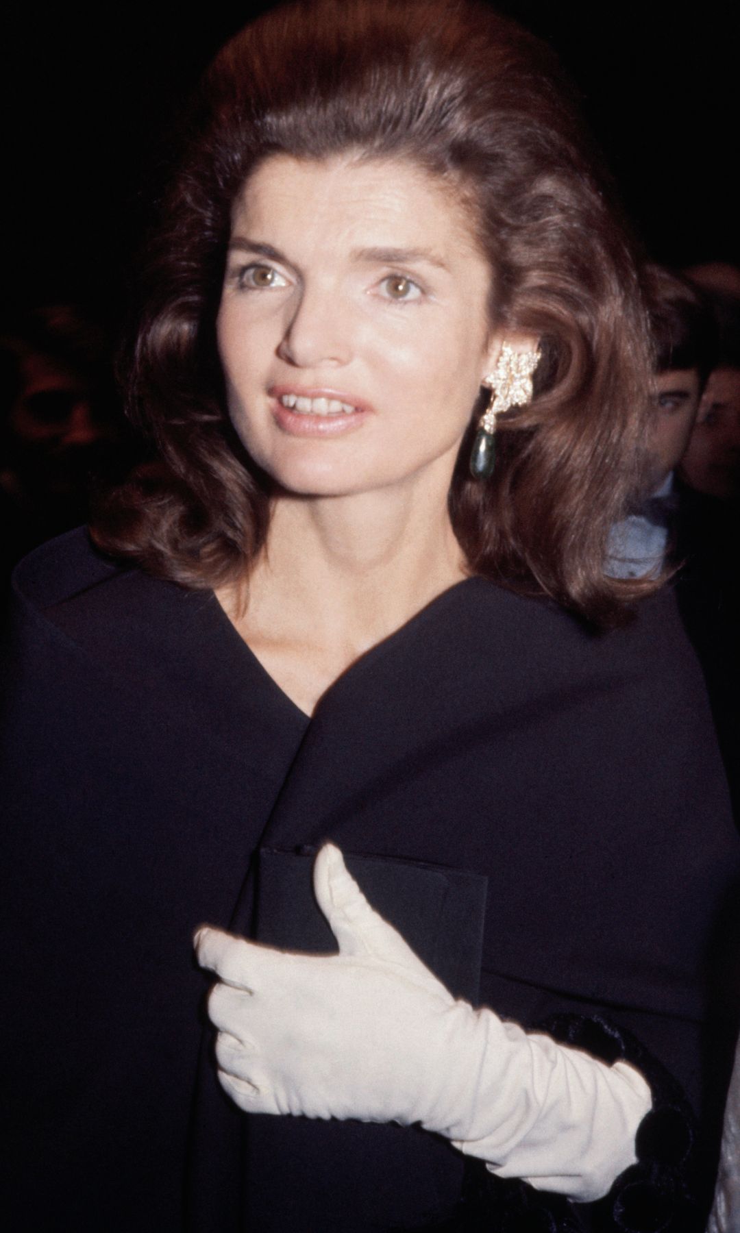 Jacqueline Kennedy, con su pelo abullonado, sus deslumbrantes joyas y sus distinguidos guantes blancos 