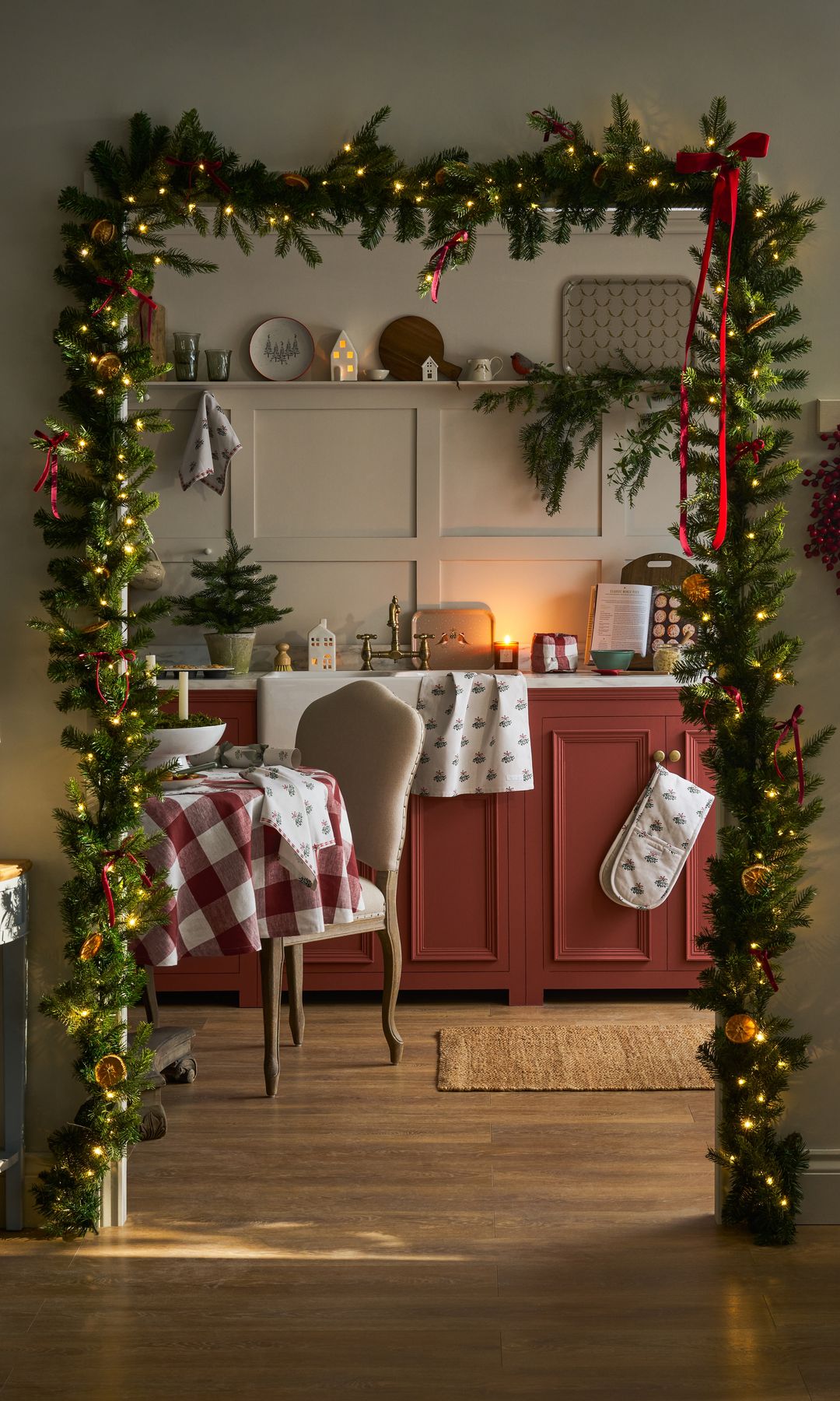 Puerta adornada con guirnalda