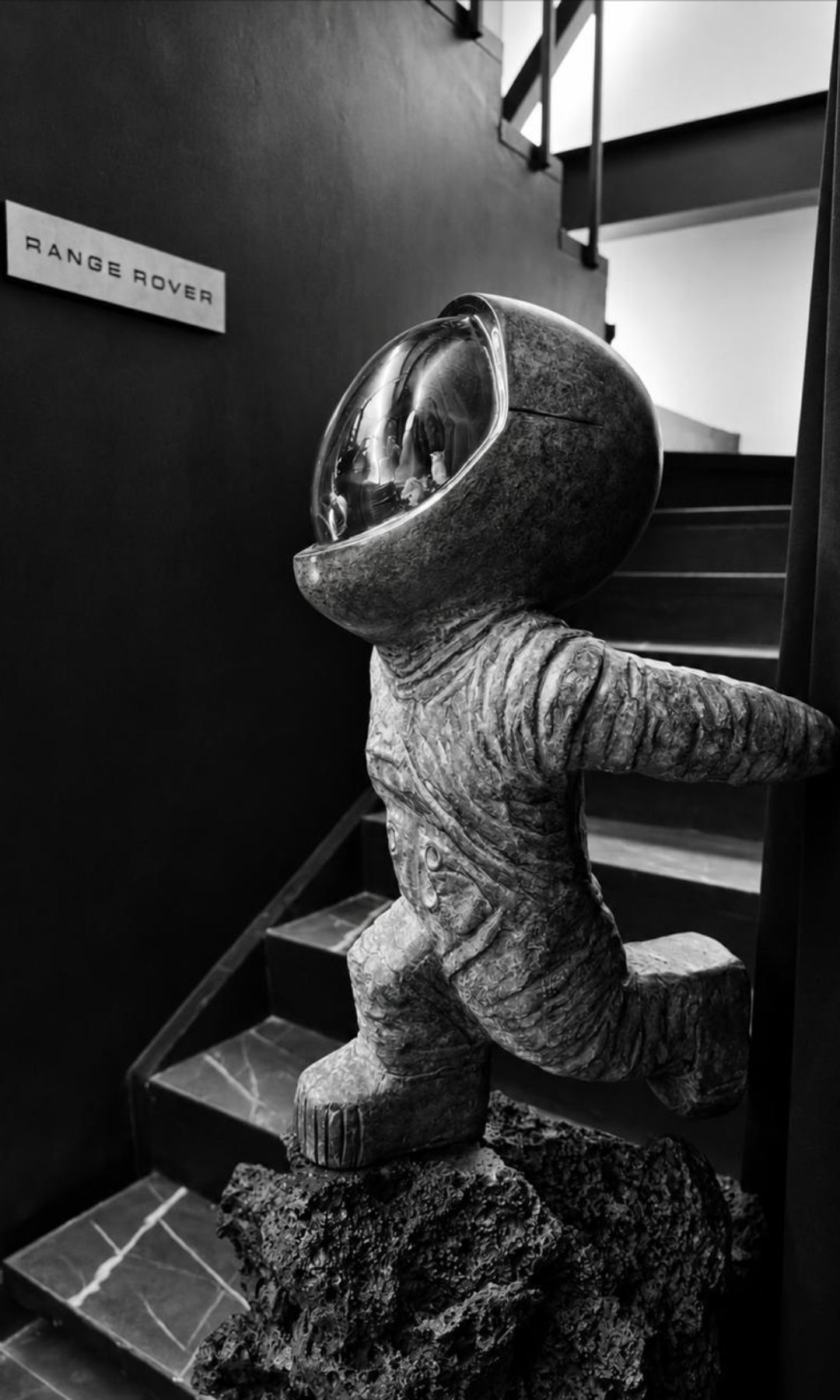 El artista Daniel Avilés crea su obra en torno al espacio.