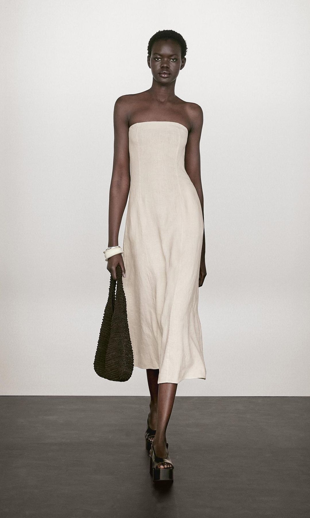 vestido blanco con escote palabra de honor