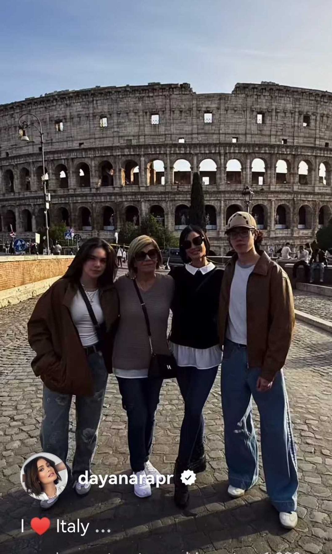 Dayanara Torres con su madre y su hijo Cristian y su novia, Hannah Juliana